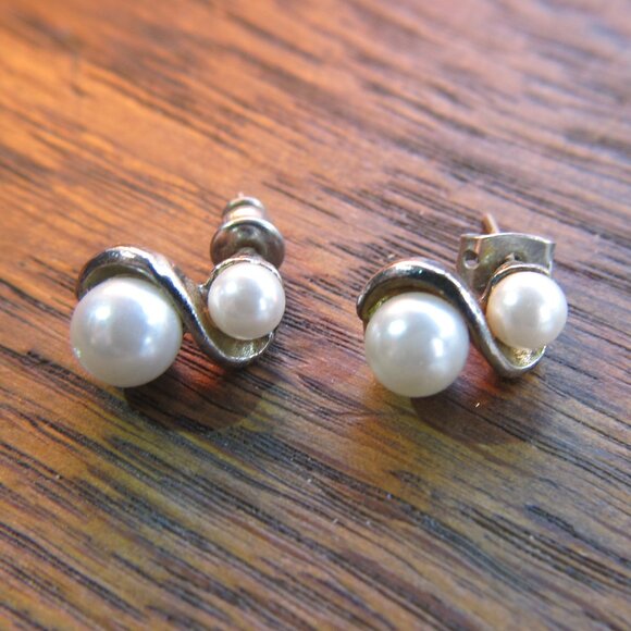 S curve double faux pearl stud earrings - Picture 1 of 7